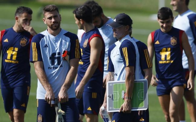 Luis Enrique dirige pensativo el entrenamiento de la selección española ante la presencia de Unai Simón. Luis Enrique dirige pensativo el entrenamiento de la selección española ante la presencia de Unai Simón.