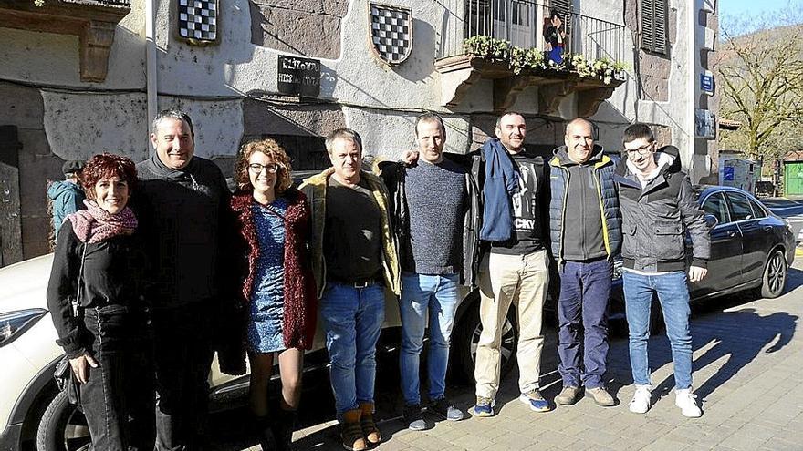 El reelegido alcalde de Elizondo, Aitor Bazterrika, con su equipo de kargodunes.