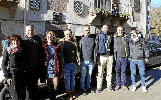 El reelegido alcalde de Elizondo, Aitor Bazterrika, con su equipo de kargodunes. El reelegido alcalde de Elizondo, Aitor Bazterrika, con su equipo de kargodunes.