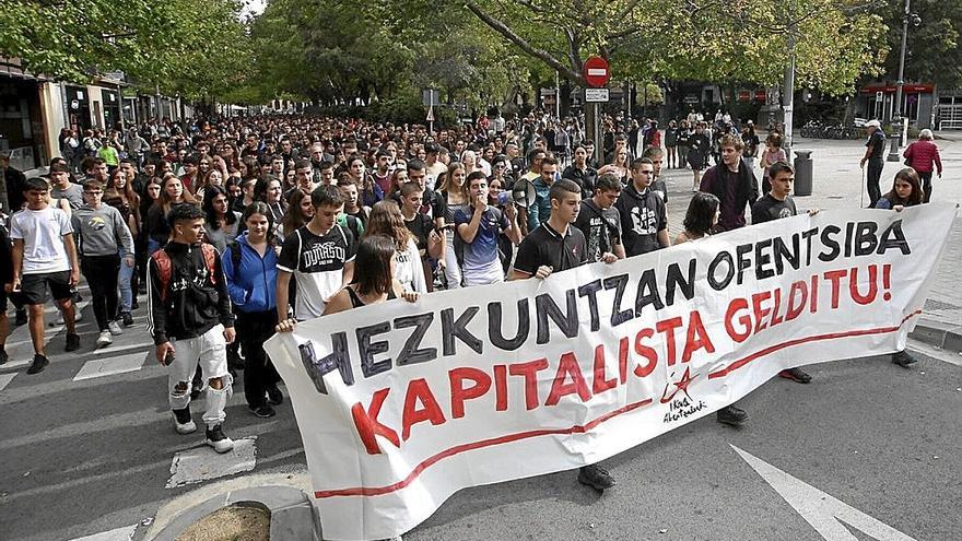 Estudiantes marchan contra la ofensiva capitalista