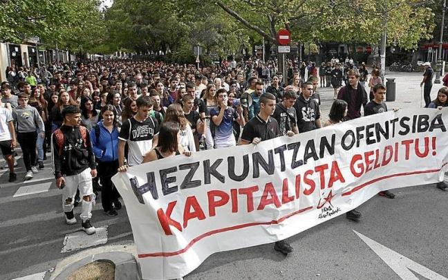 Estudiantes marchan contra la ofensiva capitalista