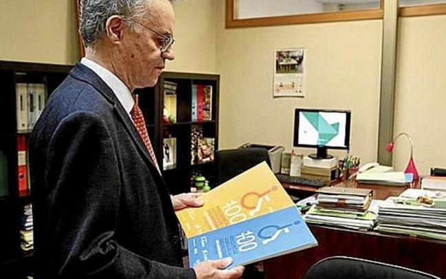 Señal de aparcamiento para personas con discapacidad y los notarios Manuel Rueda y Carmen Velasco. Señal de aparcamiento para personas con discapacidad y los notarios Manuel Rueda y Carmen Velasco.