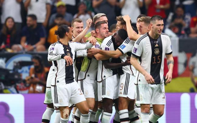 La selecci&oacute;n alemana celebra el gol ante Espa&ntilde;a