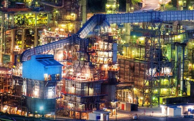 Vista nocturna de la refinería de Muskiz. Vista nocturna de la refinería de Muskiz.