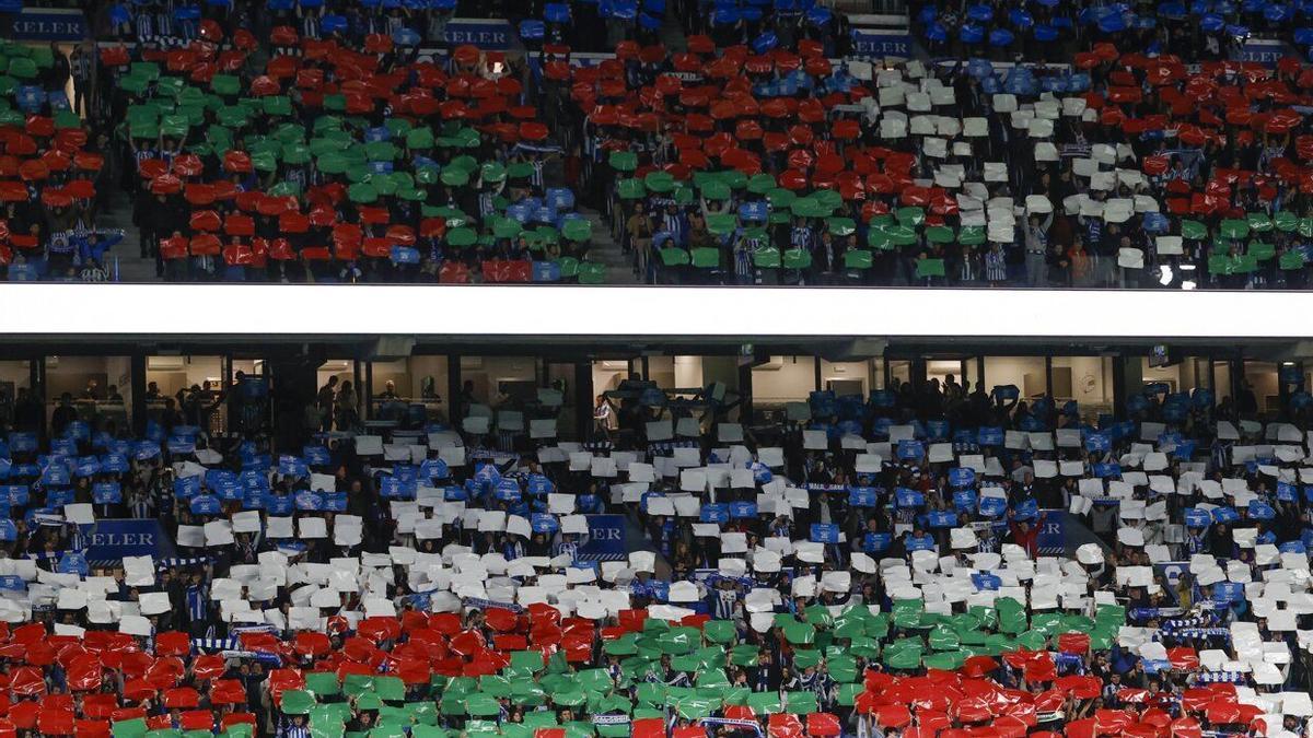 Anoeta lució un espectacular tifo en los prolegomenos del derbi de Anoeta.