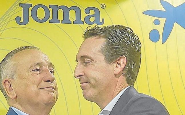 Fernando Roig se abraza con Unai Emery. | FOTO: EFE