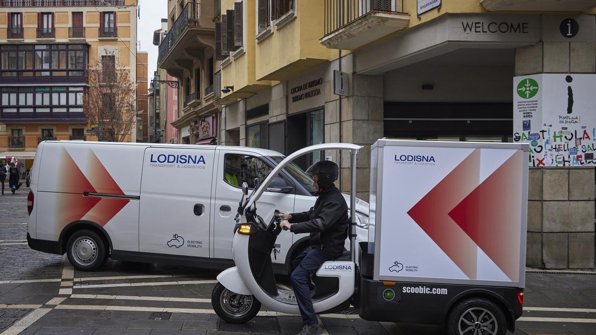 Vehículos de reparto de la empresa Lodisna en Pamplona.