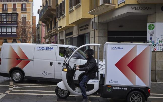 Veh&iacute;culos de reparto de la empresa Lodisna en Pamplona.