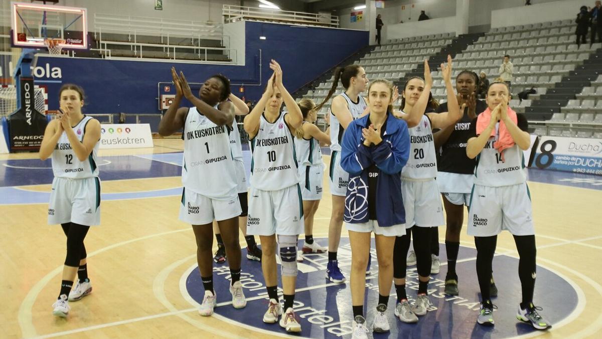 Las jugadoras del IDK aplauden a la afición al término del partido disputado en el Gasca