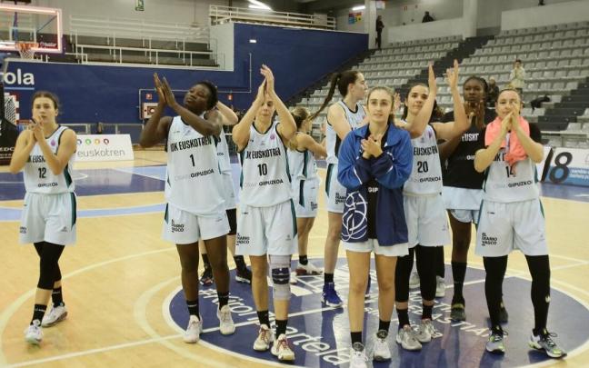 Las jugadoras del IDK aplauden a la afici&oacute;n al t&eacute;rmino del partido disputado en el Gasca