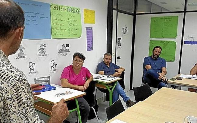 Euskaltegian Mintzalagun programa azaltzen. | ARGAZKIA: N.G.