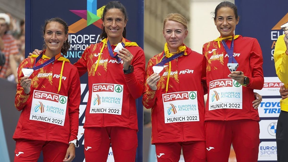 Marta Galimany, Elena Loyo, Irene Pelayo y Laura Méndez posan con la medalla de plata