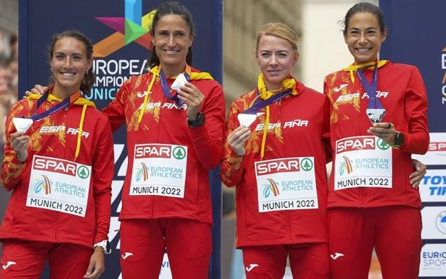 Marta Galimany, Elena Loyo, Irene Pelayo y Laura M&eacute;ndez posan con la medalla de plata