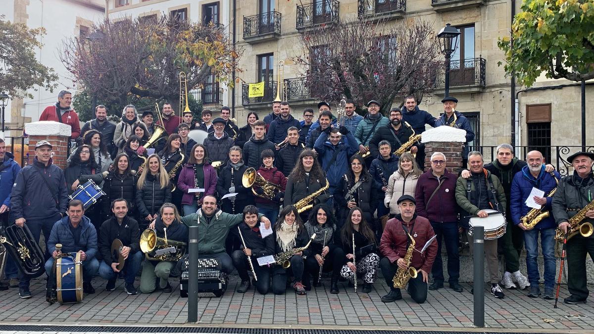 Músicos actuales de Haize Berriak junto a otros que han pasado por la banda a lo largo del cuarto de siglo de andadura se reunieron el día de Santa Cecilia.