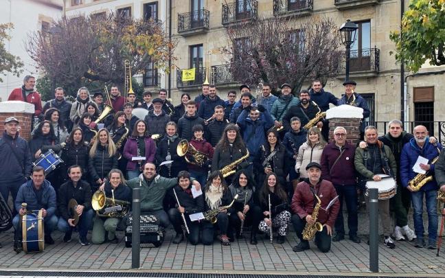 Músicos actuales de Haize Berriak junto a otros que han pasado por la banda a lo largo del cuarto de siglo de andadura se reunieron el día de Santa Cecilia. Músicos actuales de Haize Berriak junto a otros que han pasado por la banda a lo largo del cuarto de siglo de andadura se reunieron el día de Santa Cecilia.