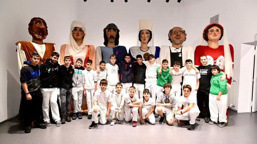 Foto de familia de la Comparsa Txiki del Casco Viejo, con los portadores, monitores y las seis figuras.