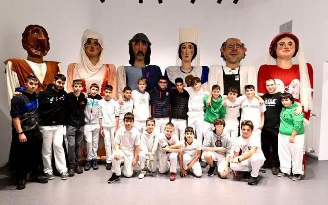 Foto de familia de la Comparsa Txiki del Casco Viejo, con los portadores, monitores y las seis figuras.
