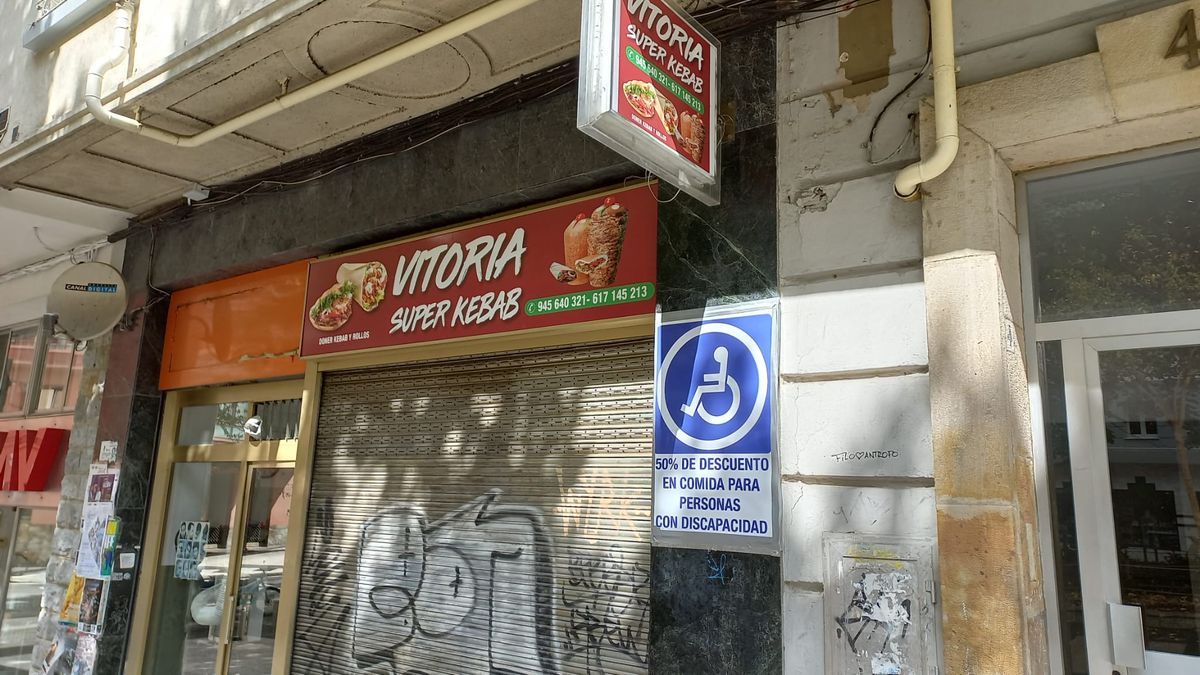 El kebab está en la Plaza Aldabe de Vitoria, junto a la sala Baratza.