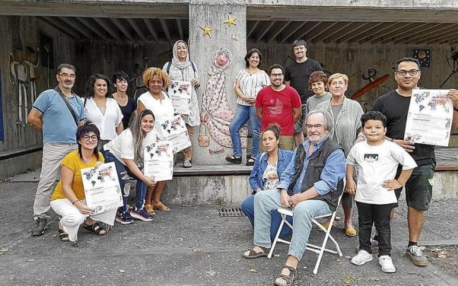 Udaleko eta Aniztasun Kontseiluko ordezkariak eta ‘Arrastalu’, Askatasuna plazako irudien egilea. | ARGAZKIA: N.G.