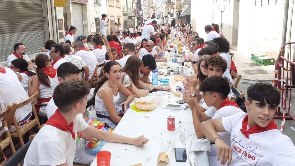 La calle Ligués llena de comensales durante La Populacha.