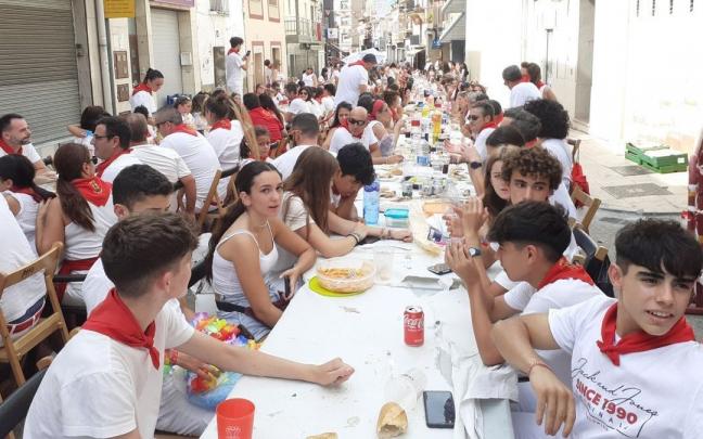 La calle Ligués llena de comensales durante La Populacha. La calle Ligués llena de comensales durante La Populacha.