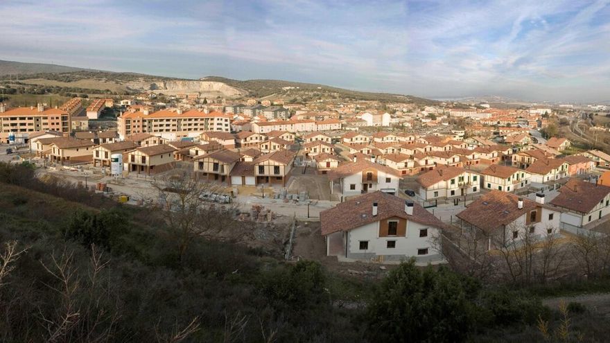 Vista panorámica de viviendas adosadas en Nanclares de la Oca