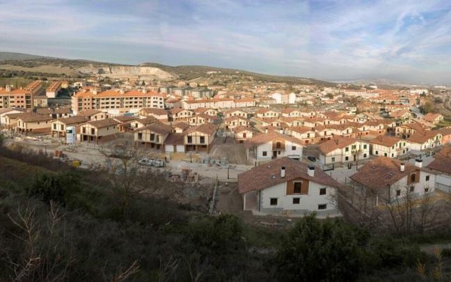 Vista panorámica de viviendas adosadas en Nanclares de la Oca