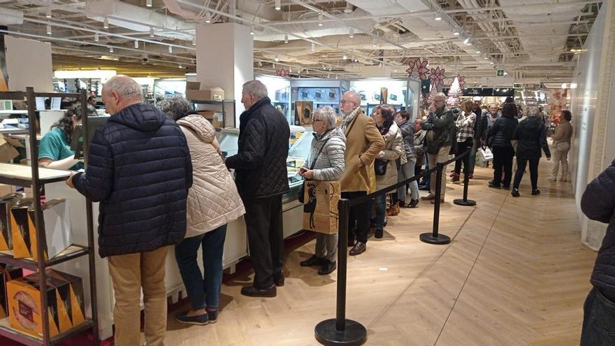 Cientos de personas han pasado por el supermercado de El Corte Inglés para comprar roscos