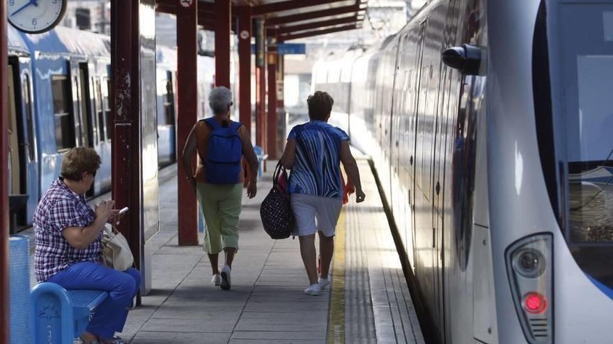 Varias usuarias, en una estación de Euskotren.