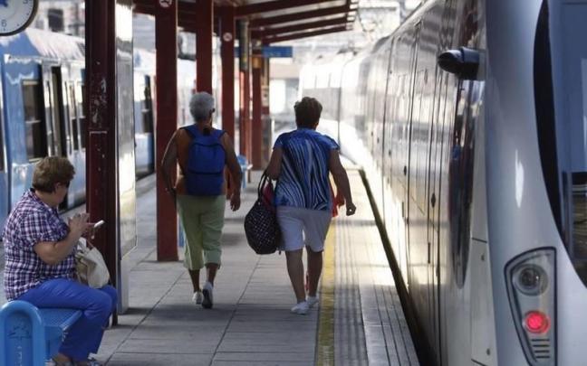 Varias usuarias, en una estación de Euskotren. Varias usuarias, en una estación de Euskotren.