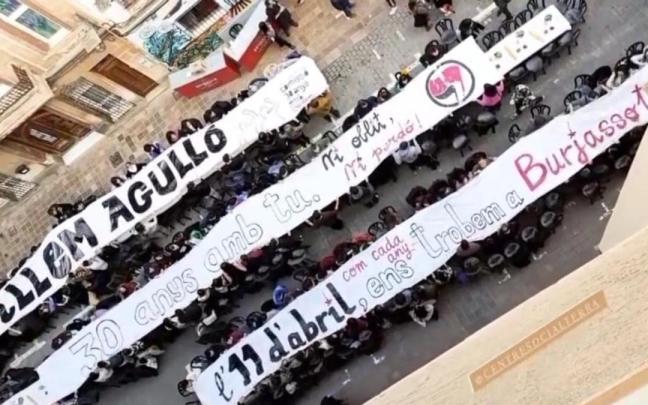 Denuncian el lanzamiento de l&iacute;quido corrosivo a varias personas durante un acto en homenaje a Guillem Agull&oacute;.