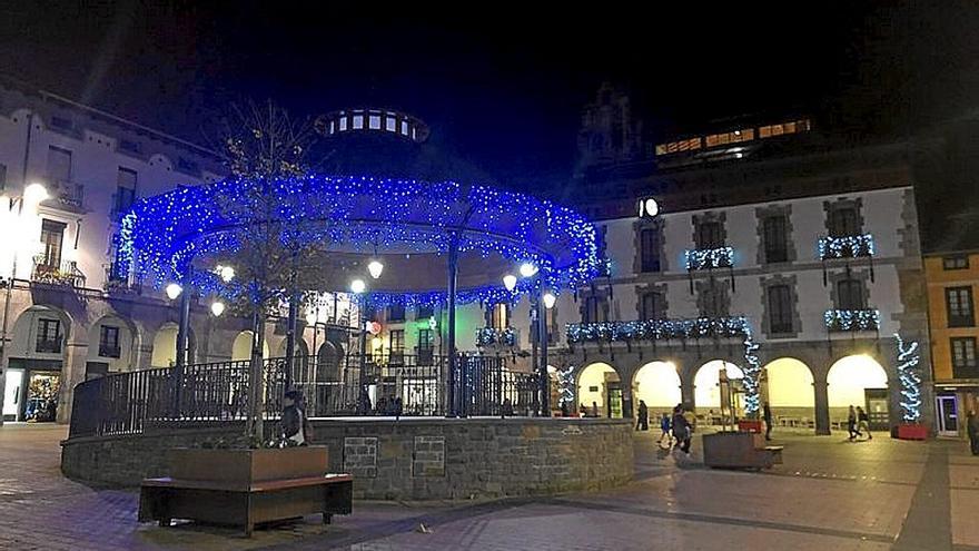 Luces de Navidad en el quiosco y la plaza de Azpeitia. | FOTO: BERTAN