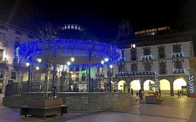 Luces de Navidad en el quiosco y la plaza de Azpeitia. | FOTO: BERTAN