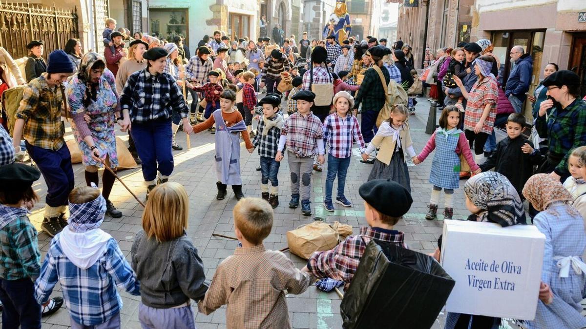 Baztan Ikastolako kideek kontrabandoa izan zuten inauterietako gaia.