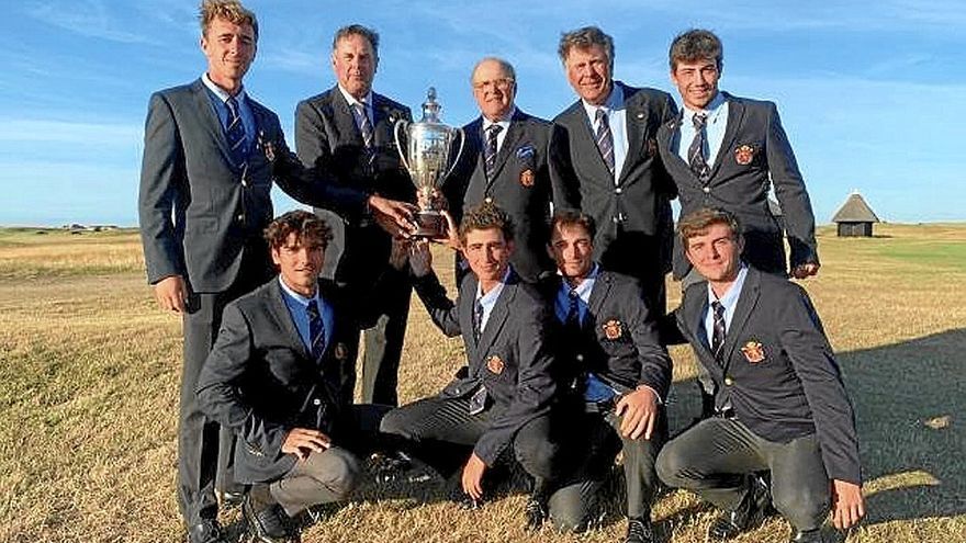 El equipo español, posando con el trofeo de campeones. | FOTO: RFEGOLF.ES