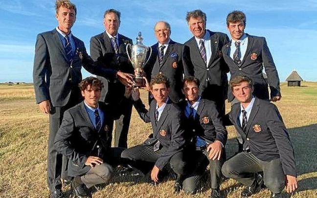 El equipo espa&ntilde;ol, posando con el trofeo de campeones. | FOTO: RFEGOLF.ES