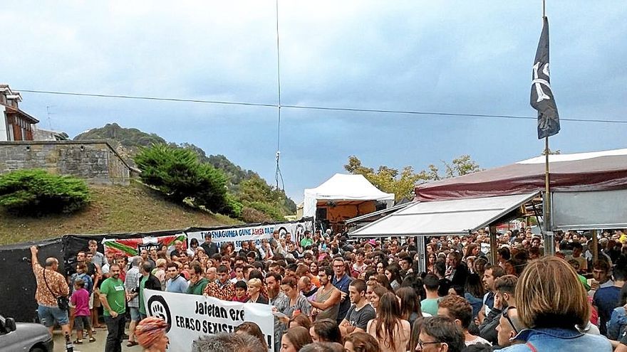 Jaietan hainbat emakumek jasandako abusuak salatzeko manifestazioa Getarian. | ARGAZKIA: N.G.