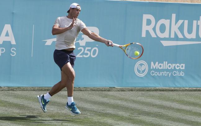 Rafa Nadal, entrenando este viernes sobre hierba en Mallorca.
