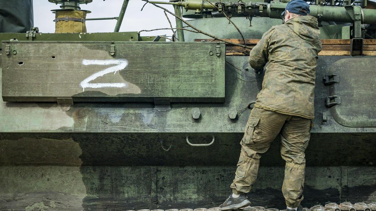 Un soldado ucraniano en un vehículo blindado capturado con el símbolo Z del ejército ruso en Kharkiv.