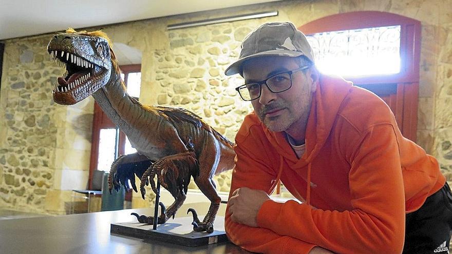 Alberto Fernández, con uno de sus dinosaurios.