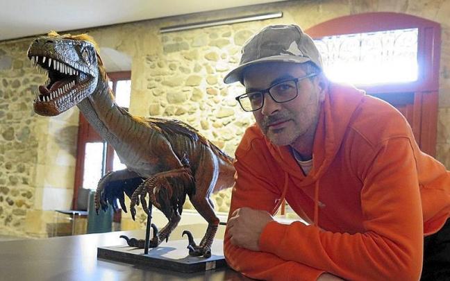 Alberto Fernández, con uno de sus dinosaurios.