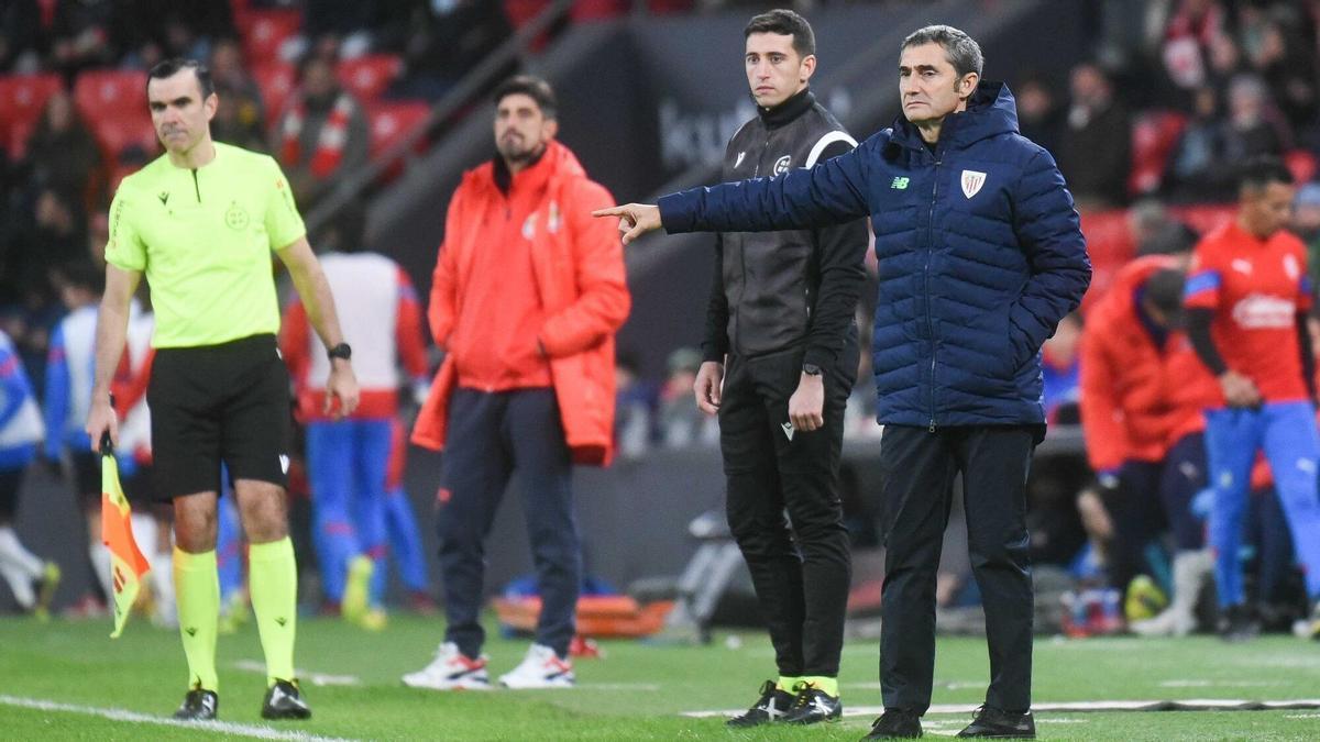 Ernesto Valverde da indicaciones a sus futbolistas.