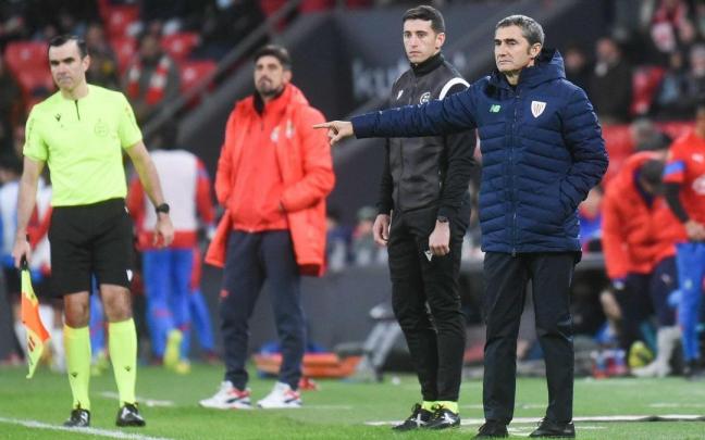 Ernesto Valverde da indicaciones a sus futbolistas.