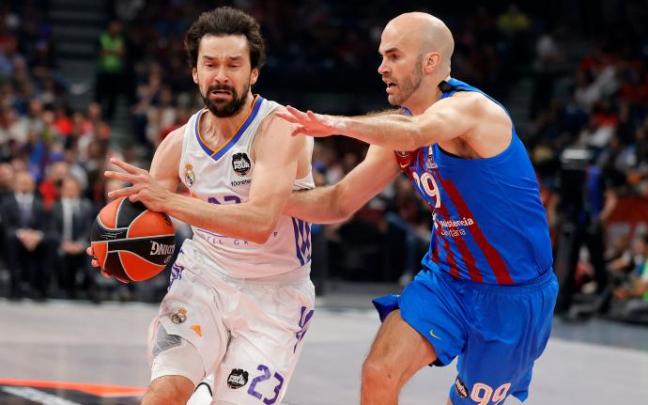 Sergio Llull y Nick Calathes en un lance de la semifinal