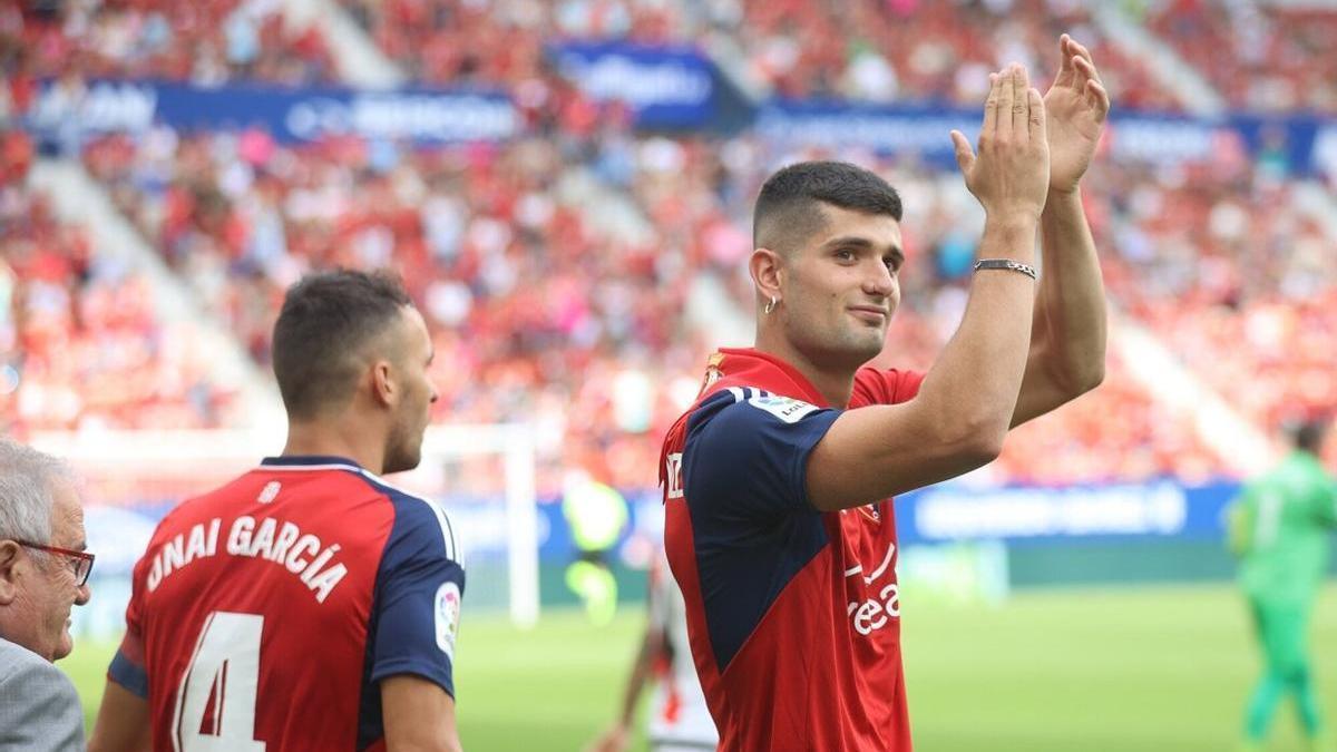 Asier Martínez, en El Sadar, antes de realizar el saque de honor en el partido entre Osasuna y Rayo Vallecano.