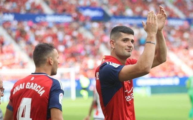 Asier Martínez, en El Sadar, antes de realizar el saque de honor en el partido entre Osasuna y Rayo Vallecano.