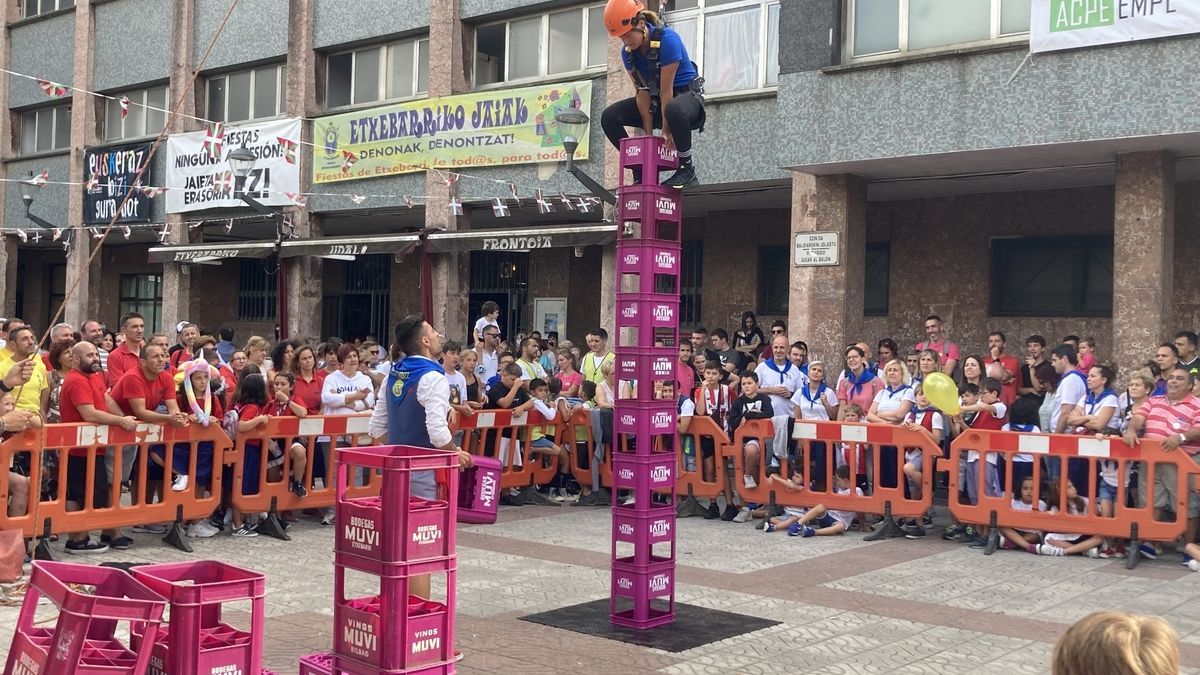 Las cuadrillas se divierten haciendo &ldquo;torres&rdquo; en Etxebarri