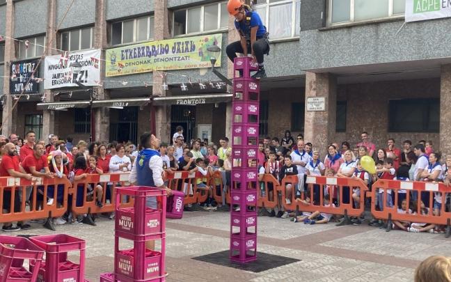 Las cuadrillas se divierten haciendo &ldquo;torres&rdquo; en Etxebarri