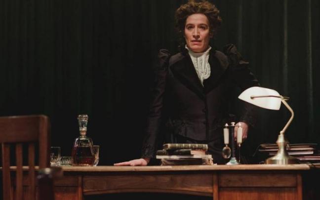 Diferentes escenas de ‘El Caballero Incierto’, la magnifica obra de teatro que mañana se presenta en Barakaldo.