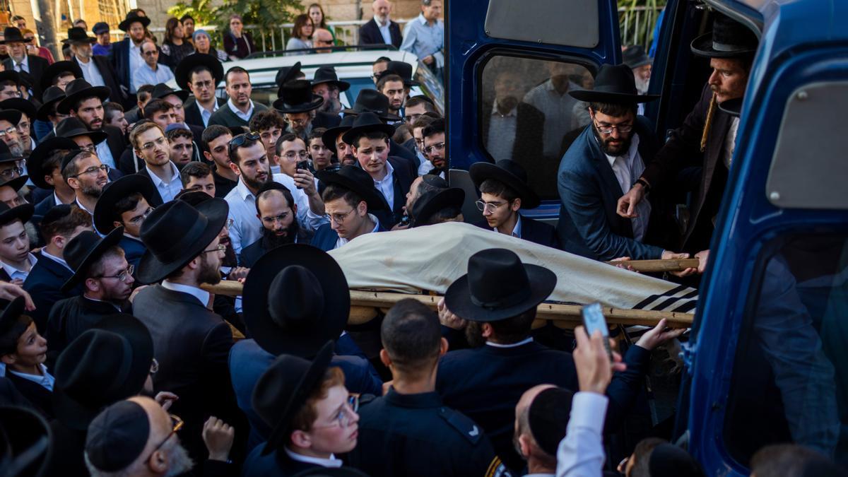 Funeral por el joven Ayre Shechopek, el primero de los fallecidos.
